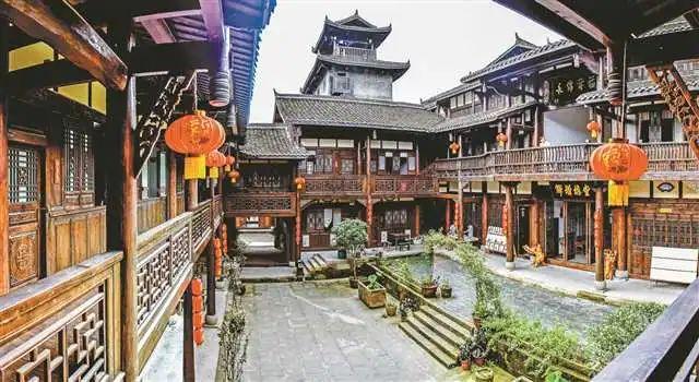 男生安慰一个女生从背后捏了一下她的肩膀,也不说话就走了,才认识一个星期!这正常吗?还是挑逗女生?-专业的问答网站